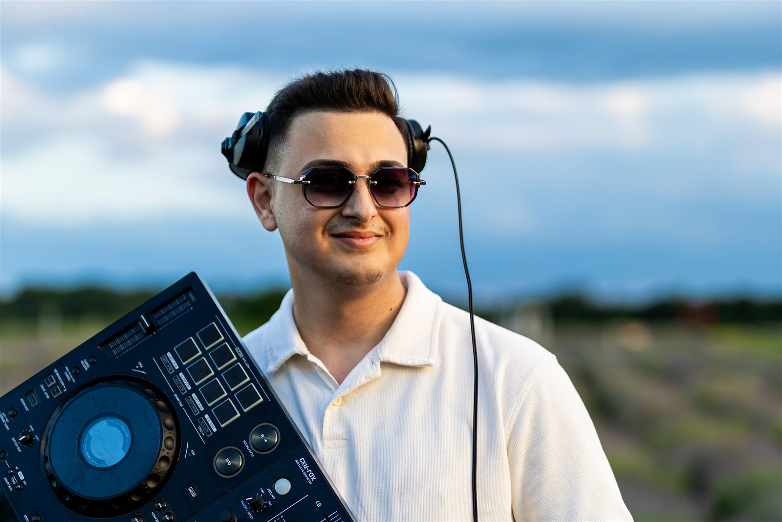 DJ Dani cu căștile și controllerul său
